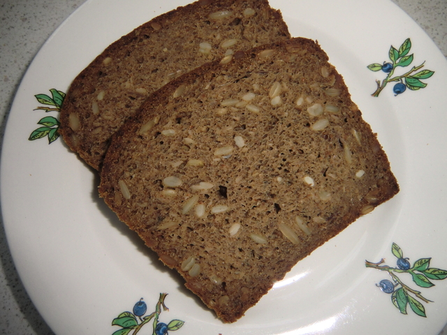 Mörkt glutenfritt formbröd - ännu en variation