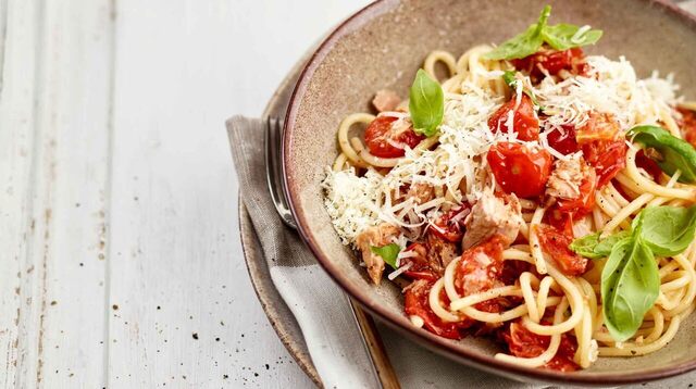 Pasta med tonfisk i italiensk körsbärstomatsås