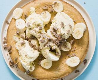 Cookie dough-tårta med vaniljglass, banan och choklad