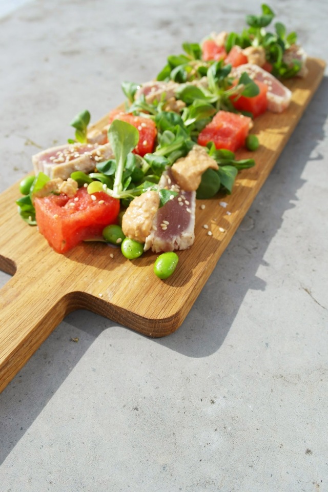 Sallad med halstrad tonfisk, vattenmelon, gröna sojabönor och cashewnötsdressing