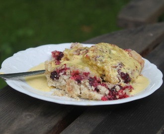 Smulpaj med björnbär och egengjord vaniljsås