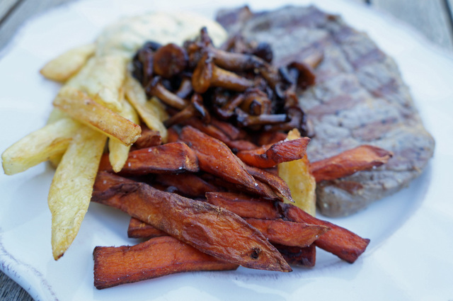 Hemmagjorda pommes frites av både vanlig potatis och sötpotatis