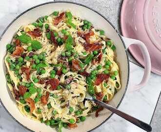 Krämig tagliatelle med mynta, ärtor och pancetta