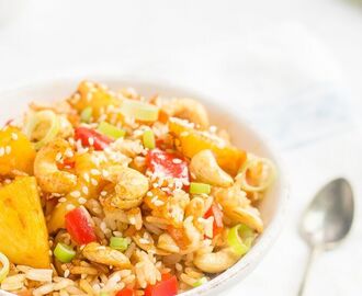 Thairis med Ananas och Cashewnötter