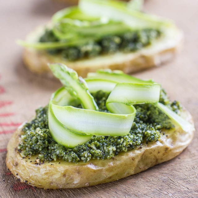 Potato slices with vegan pesto and asparagus