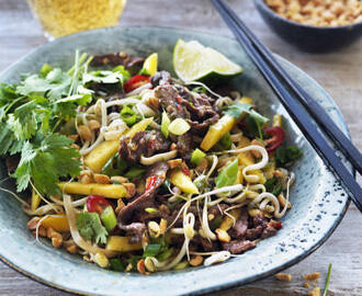 Biffsallad med mango, nudlar och nötter