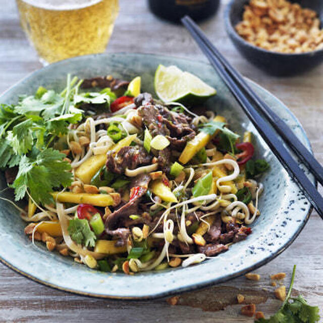 Biffsallad med mango, nudlar och nötter