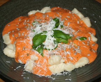 Hemmagjord gnocchi m. rostad paprika-/fetaostsås