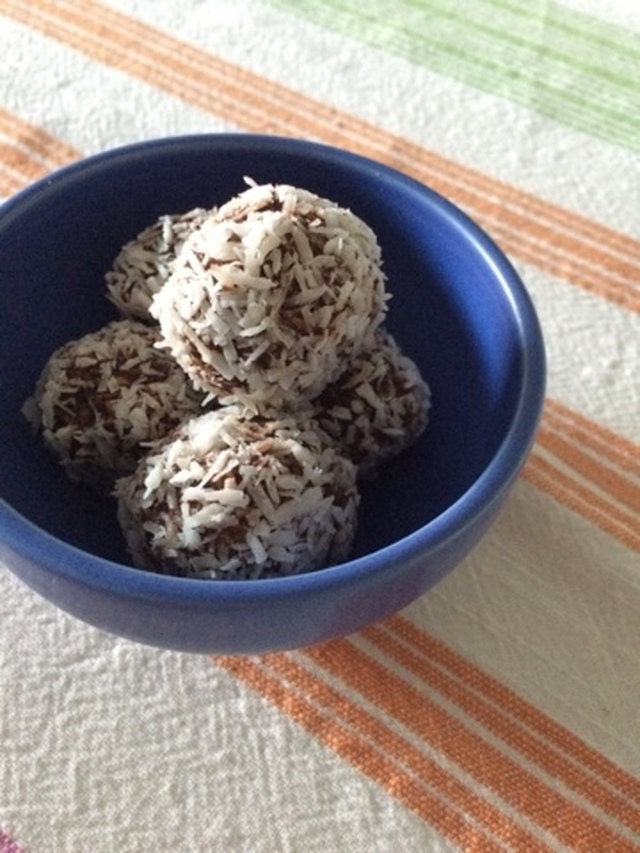 Chokladbollar med kokosolja, dadlar och havre
