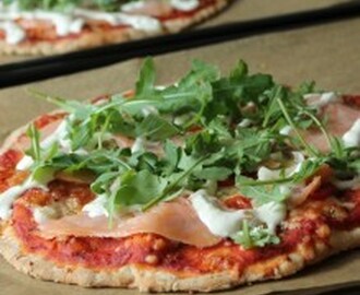 Sjökaptenen på vårt sätt – en lyxpizza toppad med kallrökt lax, pepparrotskräm samt ruccola.