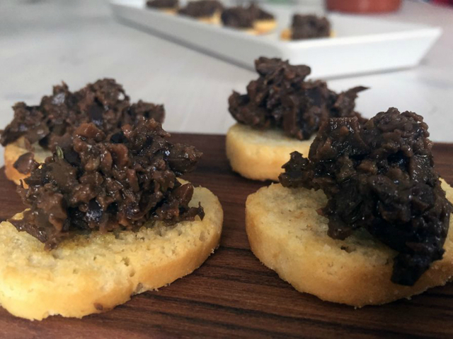 Spansk tapenade av svarta oliver, en förbluffande medelhavsmat smaksensation!