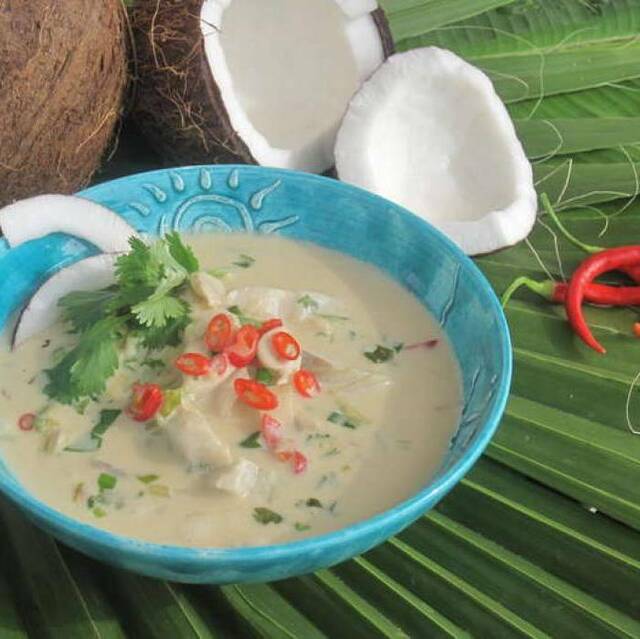Thailändsk fisksoppa med kokosmjölk, chili & koriander