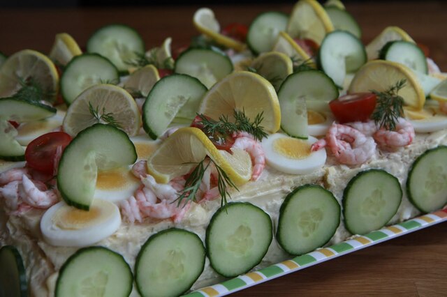 Saftig smörgåstårta med tonfisk