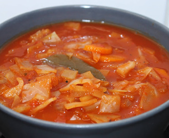 Soppa med vitkål, morötter, tomat och ajvar relish