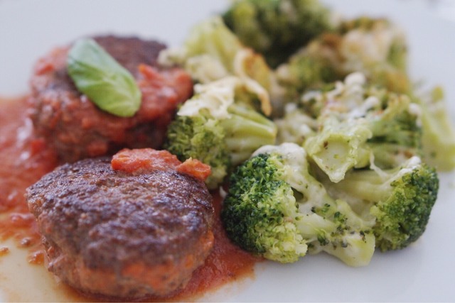 Tacobiffar i tomatsås med Ugnsgratinerad broccoli