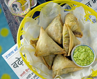 Samosas med koriander och jordnötschutney