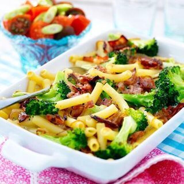 Pasta och broccoligratäng med bacon