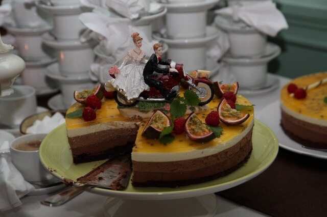 Bröllopstårta - Choklad- och passionsfruktsmoussetårta