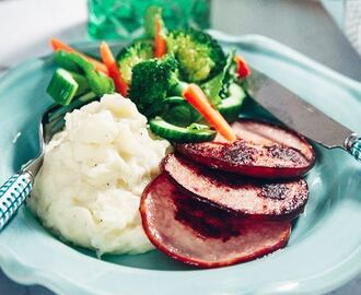 Kalkonkassler med potatismos och grönsallad