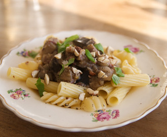 Pasta med aubergine och hasselnötter,3-4 port1 sats...