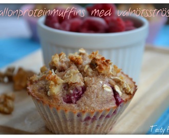 Hallonproteinmuffins med valnötsströssel