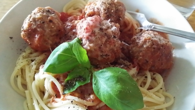 Grekiska köttbullar med mynta o fetaost i tomatsås