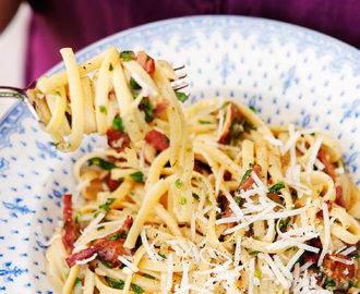 Kalkonsallad med kalkonpastrami, rostad färskpotatis, äpple och pepparrotskräm - Ingelsta kalkon