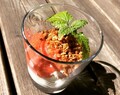 Rabarber- och jordgubbspaj i portionsglas