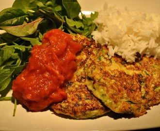 Zucchinibiffar med het tomatsås