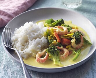 Curryräkor med ris och grönsaker