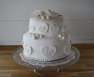 Bröllopstårta i vitt