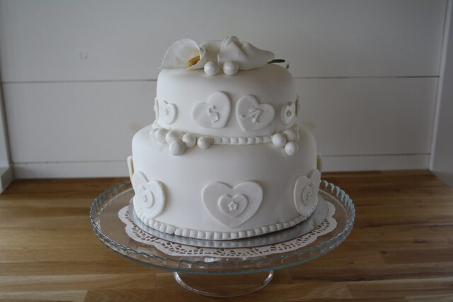 Bröllopstårta i vitt
