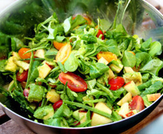 Sallad med avocado och plommontomater