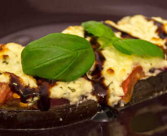 Fetaostgratinerad aubergine med tomat och basilika