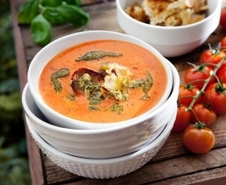 Krämig tomatsoppa med solrospesto och krutonger