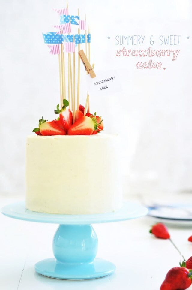 Strawberry Cake with Whipped Cream Cheese Frosting (Jordgubbstårta på nytt vis)