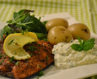 Laxsida med syrlig mynta- och korianderyoghurt och kokt potatis