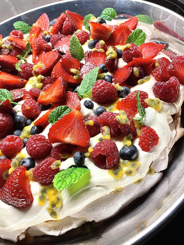 Salt pavlova med passioncurdgrädde och bär | Catarina König