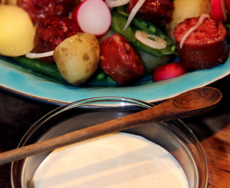 Tema : Midsommarbuffé – Potatis och korvsallad med dijon, äpple och honungsdressing