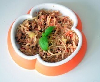 Barnmatsrecept steg 5 (lättstekt): vegetarisk färssås med spaghetti och färska örter