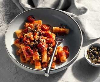 Pasta med rostad tomatsås och stekt kapris