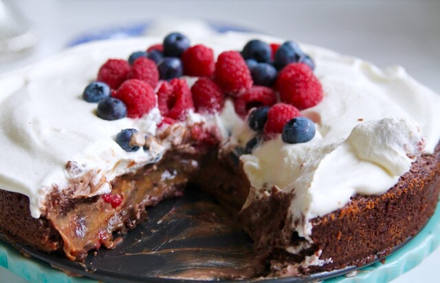 Kladdkaka med lingon och kolasås