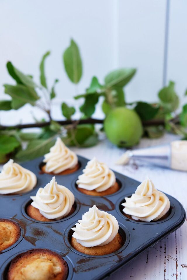 Mini-muffins med äpple, lönnsirap- och brynt smörkräm