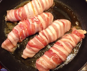 Baconlindad kycklingfilé med sparris och ramslökspesto