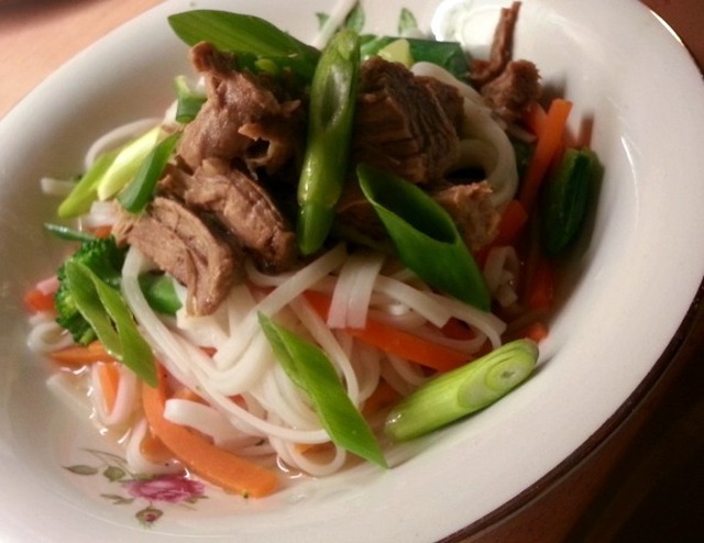 Pulled pork med asiatiska smaker - serverad med nudlar och grönsaker