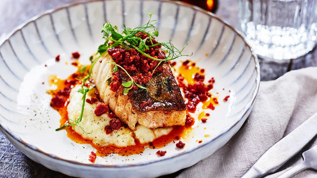 Stekt torskrygg med knaperstekt chorizo och potatispuré