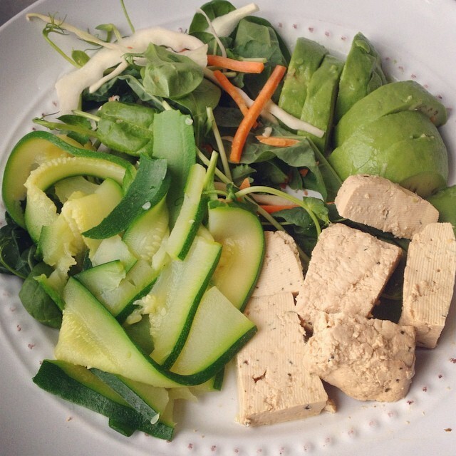 Sallad med zucchinipasta och marinerad tofu