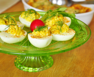 Deviled eggs med kaviar och dill