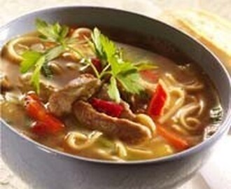 Asiatisk soppa med griskött och nudlar