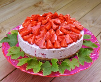 Rosa glasstårta med daim